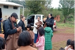 Regalan ponchos a niños indígenas para que no se engripen