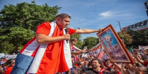Prieto lanza duros mensajes al Ejecutivo y opositores salen en su apoyo en masiva manifestación